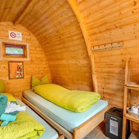 Дом отдыха Simple Pod With Shared Bathroom Near Gstaad